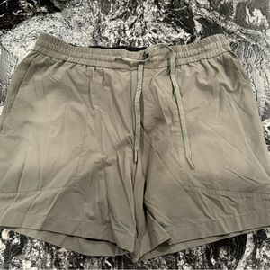 Lululemon 5 inch XXL bowline shorts